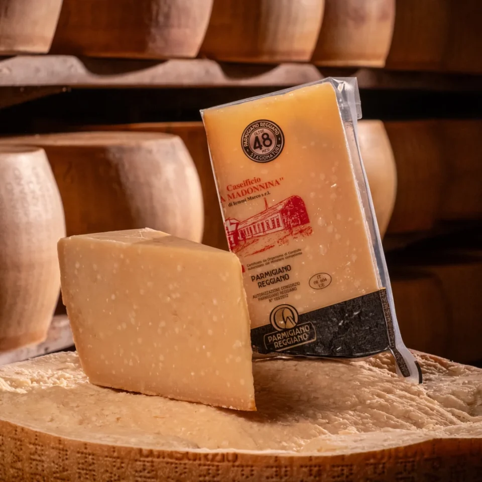 Parmigiano Reggiano 48 mesi "Stravecchio" posizionato sopra la forma di formaggio.