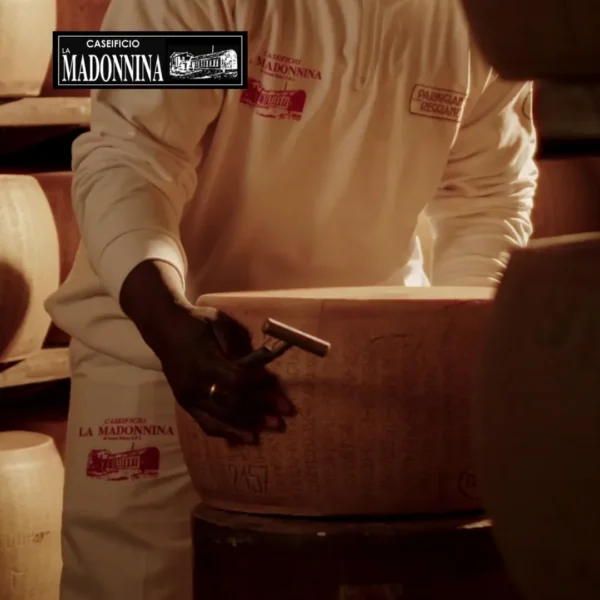 CASEIFICIO LA MADONNINA Parmigiano Reggiano a Salsomaggiore Terme -Momenti iconici - La battitura